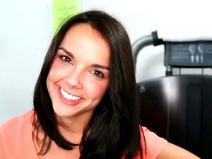 La brune coquine Dillion Harper lèche des bites