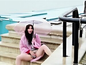 Une exhibitionniste aime se montrer en public