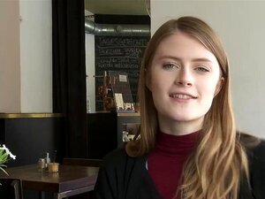 Amateur Cutie Lucy - Jambes relevées, chatte écartée - Ersties