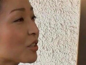 Superbe japonne plus âgée appelant un pote de sexe pour la baiser