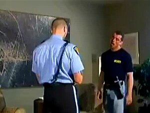 Officier de police baisant