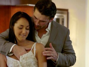 La jolie babysitter TUSHY Sabrina Banks commence son anal