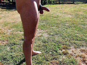 Pisser en marchant avec une demi-érection