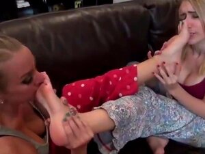 Les lesbiennes qui reniflent des pieds,