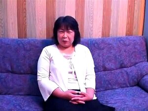 Vieille brune asiatique en chaleur