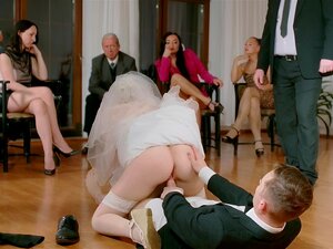 Sexe lors d'un mariage avec la mariée salope Kristy Waterfall