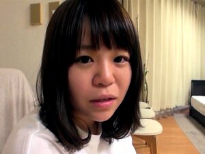 Une jolie japonaise amateur se déshabille complètement pour une