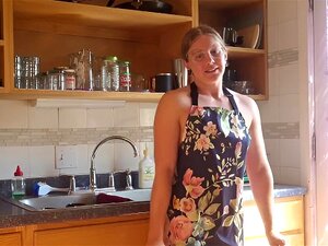 Désespoir De Pipi De Cuisine Portant Un Tablier Floral Aperçu