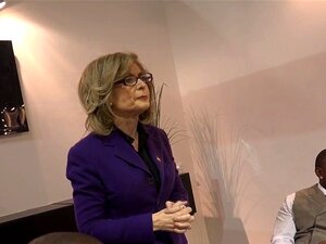 Mamie éjacule sur la bouche d'un gros chibre noir. Granny en bas