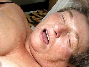 Vieille cochonne en manque de sexe se touche en solo - une