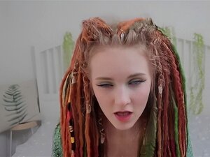 Demi-soeur avec des dreadlocks sucé et s'est donné herself