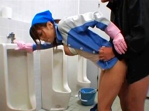 Une femme asiatique de maintenance nettoie la mauvaise partie 1