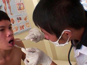 Petit twink asiatique baisé dans le cul par un docteur nympho