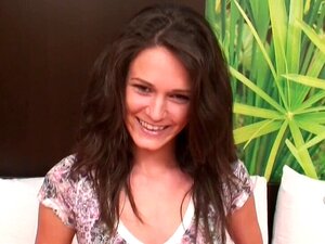 Petite mignonne de 18 ans se fait éjaculer dedans. Regardez Petite de