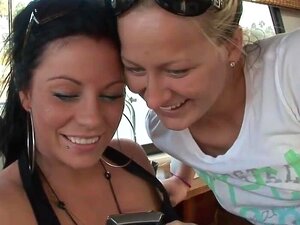 Des nanas amateurs en chaleur se masturbent sur un bateau