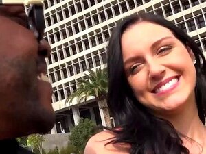 Une salope blanche baise une grosse bite noire