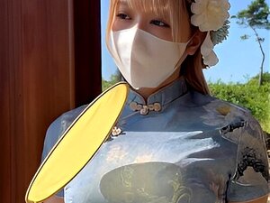Belle femme portant des vêtements chinois pour jouir intensément