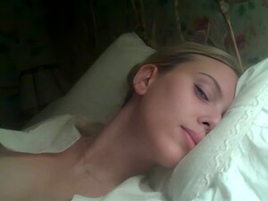 Scarlett Johansson complètement nue, enfin chatte et seins