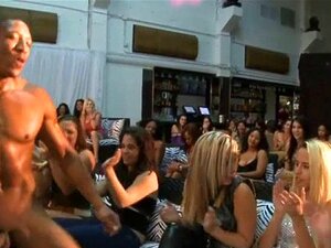 Échantillonnage de strip-teaseuses dures avec une queue masculine