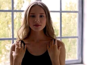 La petite blonde russe Nimfa s'associe à Playboy pour une séance de