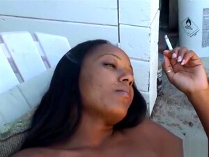 Ebony Maya adore fumer
