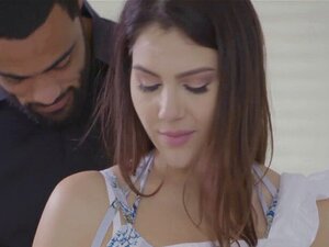 La copine aux fesses rebondies Valentina Nappi a une session de baise