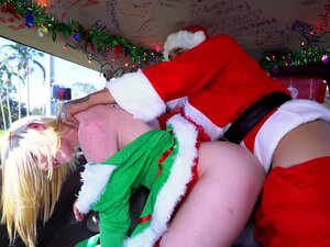 La mignonne elfe Maddie Winters baise avec le père Noël dans le bus