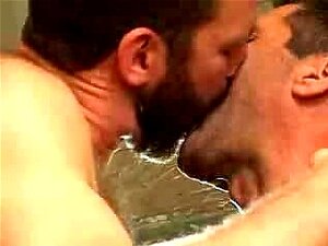 Les beaux-pères poilus baisent sous la douche