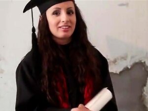 Kerry découvre sa chatte pour de l'argent et se fait baiser le jour