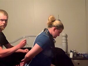 La reine gorge profonde et bâillonne et le prend comme un champion et