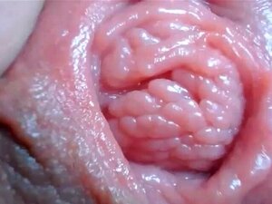 Gros plan sur une chatte mouillée avec éjaculation sur LatinaCamTV