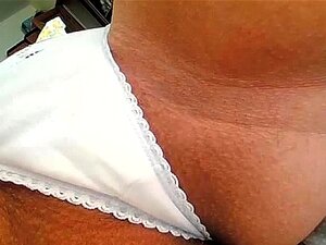 Une nana aux gros seins montre sa chatte rasée en cam