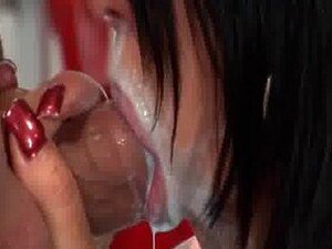 Une salope chaude bouffant une grosse bite se fait remplir la bouche