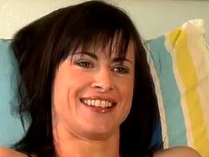 Une vraie brune nympho et affamée de sexe est excitée par ses