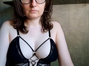 Maman flirte avec ses aisselles poilues