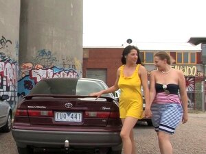 Girls Out West - Lesbiennes à gros seins au parking
