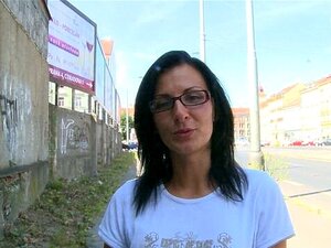 Un mec jouit sur une étudiante dans la rue