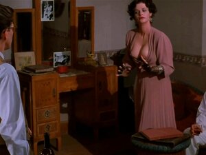 Découvrez le charme séduisant d'Anna Galiena alors qu'elle ne laisse