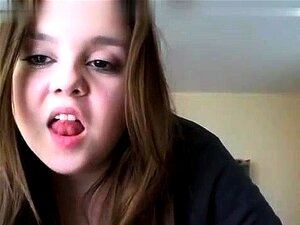 Grosse camgirl amateur joue avec sa chatte en gros plan