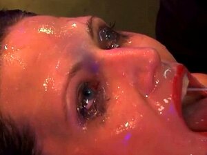 Bukkake dégueulasse pour une salope qui boit du sperme. Bukkake