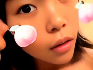 Cutie asiatique masquée amateur excitée jouant sur un spectacle de