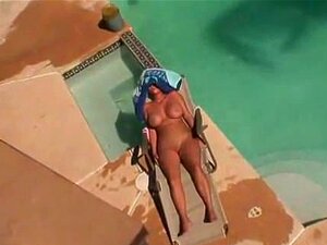 Carly Parker s'amuse bien sur la piscine