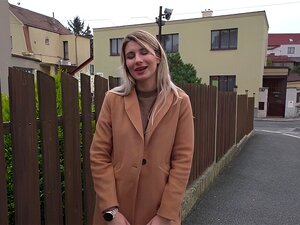 Agent public Jolie blonde montre ses seins guilleret pour de l'argent