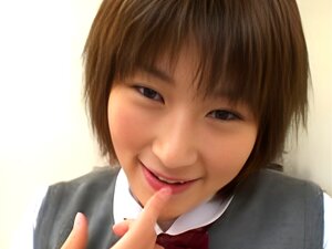 Petite mignonne japonaise appréciant d'être doigtée et baisée par
