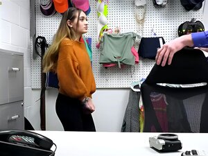 L'agent Mike amène Sera dans l'arrière-boutique après avoir vu son