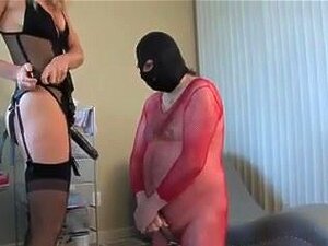 Scène fétichiste avec un mari profitant d'un strapon, Son fétiche