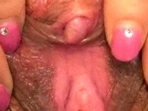 Petite blonde asiatique avec une chatte poilue gicle en gros plan