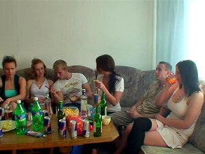 Dana & Janet & Kristene & Sonja dans un film d'orgie mettant en