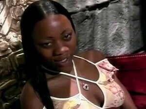 Découvrez le charme séduisant d'Erica alors qu'elle vous emmène