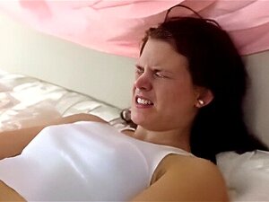 Chaude mignonne lesbienne jumelle baise avec un gode ceinture